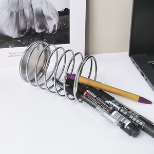 ที่ใส่ปากกาโลหะทรงกลมแบบกลวงสำหรับวางบนโต๊ะ สีเงิน สีทอง สีโรสโกลด์ ดีไซน์มินิมอล อุปกรณ์จัดระเบียบเครื่องเขียนสำนักงาน ดีไซน์สปริง - Product Image 4