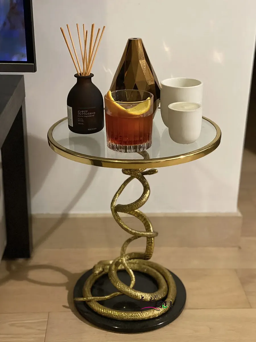 Tavolino da caffè per la casa di lusso leggero con gambe in puro rame a forma di serpente design tavolo d'angolo di fascia alta