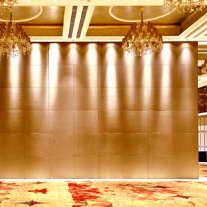 Muro divisorio mobile motorizzato automatico di rivestimento in legno naturale impiallacciatura di legno a 5 stelle della sala conferenze dell'hotel - Product Image 3