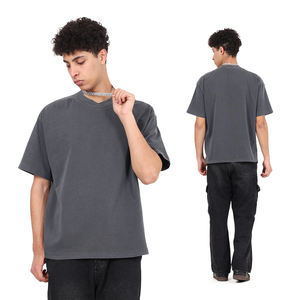 Camiseta de algodón de alto gramaje para hombre con cuello acanalado de una pieza y costura en hombro y cuello, lavado Asut y efecto desgastado - Product Image 2