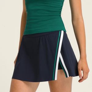 Jupe de tennis ajustée et tendance avec short intégré et poches, style croisé superposé, pour le fitness - Product Image 3