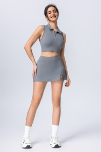 Comodo completo sportivo con colletto polo, piccolo scollo a risvolto, delicato design a V e gonna in stile tennis. - Product Image 2