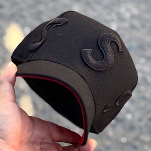 Gorra Ajustada con Logo 'S' Negra, Visera Curva, Forro Rojo, Bicolor, 6 Paneles, Parte Trasera Cerrada, Copa Alta, Estilo Béisbol, Unisex, Personalizable, Venta al por Mayor - Product Image 3