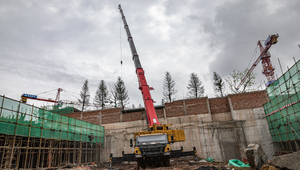 Grue tout-terrain de 110 tonnes Sac1100s avec une hauteur de levage de 63 m et une haute efficacité - Product Image 2