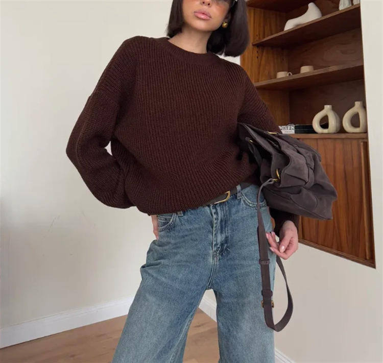 Style court marron à col rond