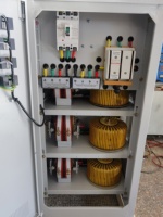 Régulateur de tension automatique triphasé 10 kVA-100 kVA AVR, stabilisateur de tension 380 V CA SVC haute efficacité