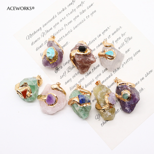 Pendentif en pierre dorée |   Charme en pierres précieuses naturelles irrégulières brutes électroformées plaqué or PVD 18 carats pour la fabrication de bijoux - Product Image 3