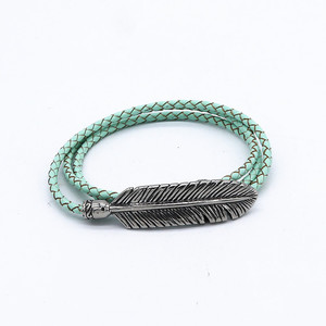 Yunnique Pulsera de cuero con plumas, color cian, cierre magnético de tres bucles, regalo de joyería unisex - Product Image 1