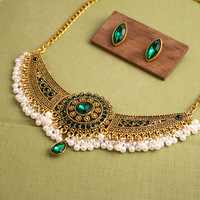 Ensemble de bijoux de mode Kundan, collier rond en perles de style bohème indien vintage, boucles d'oreilles à clous en diamant, luxe nuptial