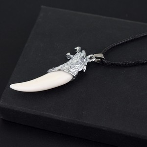 Collier avec cordon <span class=keywords><strong>en</strong></span> cuir - Bijou tendance <span class=keywords><strong>en</strong></span> résine avec pendentif tête de loup <span class=keywords><strong>en</strong></span> alliage - Collier pour homme avec motif dents de loup - Product Image 3