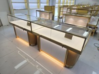 Vitrine à bijoux en or de luxe moderne avec éclairage LED pour l'affichage haut de gamme en vente au détail