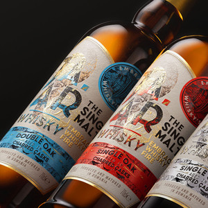 Etiquetas Personalizadas para Botellas de Whisky, Vodka y Vino Tinto, Logotipo en Relieve, Estampado en Lámina Dorada, Adhesivo Impermeable, Impresión UV Localizada - Product Image 1
