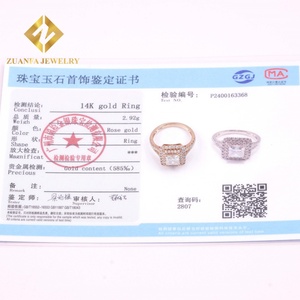 Anillo de Compromiso y Matrimonio de Lujo con Moissanita Princesa de 1.2ct Cultivada en Laboratorio, Engastado a Mano en Oro Amarillo de 14k para Mujer - Product Image 2