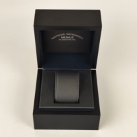 Boîte à montre simple en bois noir mat avec doublure en tissu texturé, logo personnalisé, boîte de rangement de luxe pour montre, emballage cadeau pour marque de montres
