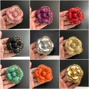 6.8cm High-End Styling Multi-<span class=keywords><strong>Color</strong></span> carneiro Camélia Broche Pequeno Perfumado Flor Pinos Liga Cadeia Chapeamento Broches de moda - Product Image 6
