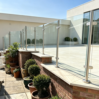 Poteau de balustrade en verre sans cadre en acier inoxydable moderne pour escalier, balcon, jardin et villa avec main courante résistante à la rouille