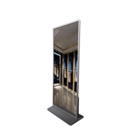 Lecteur d'annonces à miroir magique interactif pleine luminosité Kiosque à écran tactile multi-pieds au sol Centre d'expérience des vêtements