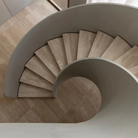 Escaliers Courbes Modernes avec Cadre en Acier Galvanisé Durable et Marches en Bois – Conception Écologique et Sûre pour Appartements et Villas