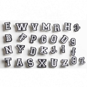 En gros Nouveaux Breloques pour sandales et sabots d'été en PVC, avec alphabet anglais, strass métalliques brillants et boucles de chaussures, Vente chaude - Product Image 1