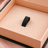 Boîte à bijoux noire de luxe avec fermeture magnétique, logo personnalisé, emballage cadeau recyclable pour collier avec insert en mousse