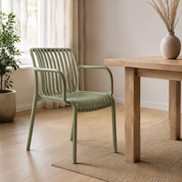 Chaise de salle à manger empilable ISO9001 approuvée, résistante à l'eau, couleur personnalisée, pour patio, bistrot, restaurant, loisirs – Stock limité