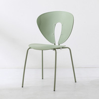 Chaise de salle à manger moderne en plastique, style minimaliste, luxe léger, dossier élégant, tendance, pour commerces, salons de desserts et mobilier domestique