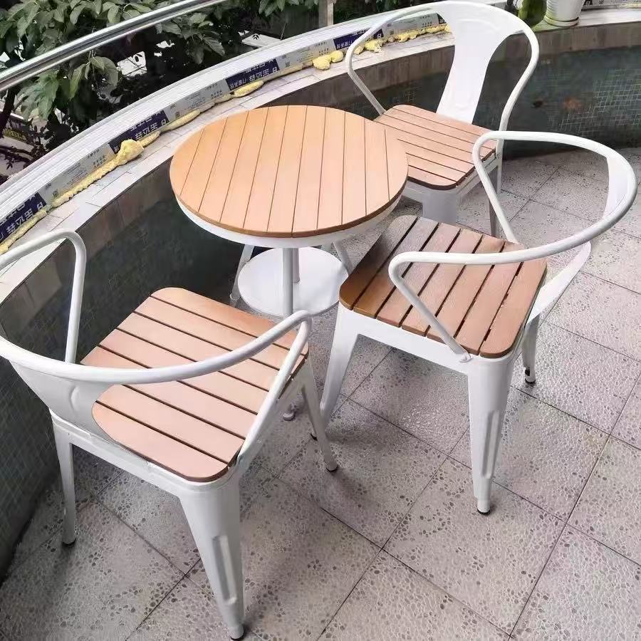 Table blanche 55cm de diamètre avec 3 chaises
