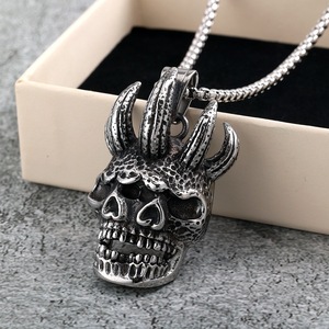 Collier pendentif crâne en acier inoxydable unisexe, bijoux de mode à thème punk asymétrique - Product Image 4