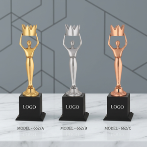 Magnifique trophée en chrome doré en forme de femme, design portable, pour les célébrations des réalisations sportives et de jeu - Product Image 1