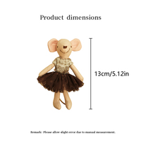 Ensemble de scènes vintage miniatures: poupée de souris en tissu + décor de canapé et de chaise orné