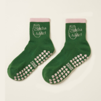 Chaussettes mi-mollet antidérapantes vert foncé personnalisées avec bordure contrastante rose et motif textuel, à pois en forme de cœur, pour femmes, idéales pour le Pilates