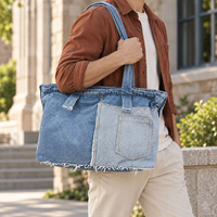 Sac fourre-tout en jean vintage en gros avec panneaux color block, bordure effilochée et fermeture éclair supérieure pour boutiques de mode indépendantes