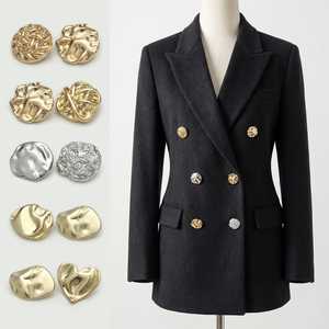 Bottone in Lega di Zinco con LOGO Personalizzato, Stile Vintage Dorato, Texture Lava Irregolare, Design Avanguardista e Scultoreo per <span class=keywords><strong>Blazer</strong></span> e Abbigliamento di Alta Gamma - Product Image 4
