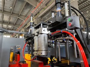 Machine d'extrusion-soufflage MIRACLE à bas prix pour fûts en plastique HDPE de 25L et 50L, et fûts PC de 5 gallons, avec extrusion automatique - Product Image 3