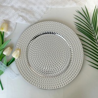Assiettes de présentation décoratives modernes en plastique doré de 13 pouces à bord festonné pour mariage, durables et écologiques