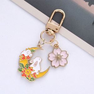 พวงกุญแจลายกระต่ายสีชมพูน่ารัก ดีไซน์ดอกซากุระพระจันทร์ ของขวัญคู่รัก จี้โลหะผสมสังกะสีขนาดเล็กสำหรับตกแต่งกระเป๋า - Product Image 3