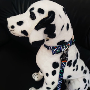 Juguete de Peluche de Perro Dálmata con Collar y Correa con Patrón Geométrico, Tamaño Mediano, Ajustable, Material de Poliéster Rojo y Negro - Product Image 3