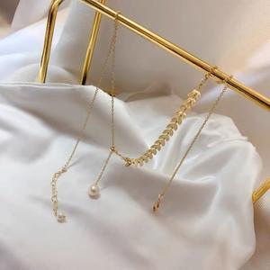 Collier pendentif en perle d'eau douce enveloppé d'or 14 carats Guiye Maisui Feuille d'érable Chaîne de clavicule réglable Chaînes à la mode Collier - Product Image 1