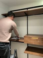 Armoire autoportante en bois massif noir pour chambre d'appartement - Design moderne de luxe européen, blanc et noir, utilisation en atelier, escalier