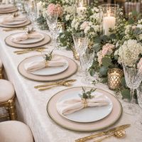 Offre Spéciale – Assiettes de Présentation Rondes 13 Pouces Champagne Blush avec Bord Doré Perlé – Assiettes de Table en Plastique pour Mariages, Fêtes et Banquets