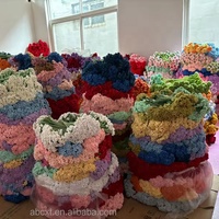 Große Künstliche Gehäkelte Lilienblume in Lila, Rosa und Gelb - Handgefertigter Gehäkelter Blumenstrauß
