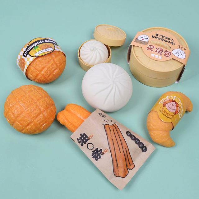 Hotselling Simulated Food-Shaped Fidget Toy Stress Relief Squeeze Croissant Fidget Toys Decompression Vent Toy for Kids Gifts