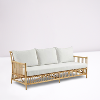 Banc en rotin au design intemporel alliant chaleur visuelle et confort d'assise pour un placement décoratif et fonctionnel