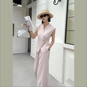 Ensemble deux pièces sur mesure pour femme, comprenant un gilet sans manches et un pantalon à jambes larges, doublé pour plus de confort et conçu pour un look élégant. - Product Image 2