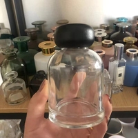 Flacons de parfum de luxe en verre avec bouchon à vis finition mate, gravure et sérigraphie, diffuseur à bâtonnets pour le corps et les mains