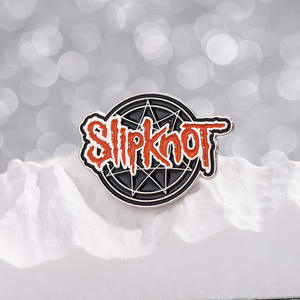 Pin Bros Enamel Perak Berlapis Nikel dengan Huruf Merah Band Rock Kreatif Cocok untuk Aksesori Pakaian dan Hadiah - Product Image 1