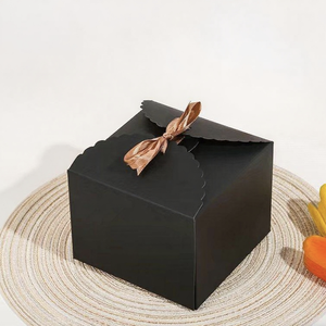 Boîte d'emballage carrée pour cadeaux, bonbons, chocolats, produits alimentaires, imprimée en couleur avec ruban et nœud, pour fêtes et événements. - Product Image 1