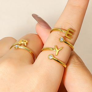 Anillos de moda de circonita chapados <span class=keywords><strong>en</strong></span> oro 18K PVD minimalista de acero inoxidable para mujer serie del <span class=keywords><strong>alfabeto</strong></span> inglés elegante <span class=keywords><strong>americano</strong></span> europeo - Product Image 3