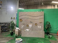 Cascade de granit noir avec poisson en pierre monté sur mur de cascade pour jardin intérieur ou extérieur