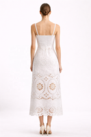 Robe de soirée élégante pour femme, design original, blanche, broderie anglaise, bretelles spaghetti, découpes florales, longueur midi, luxe, sur mesure